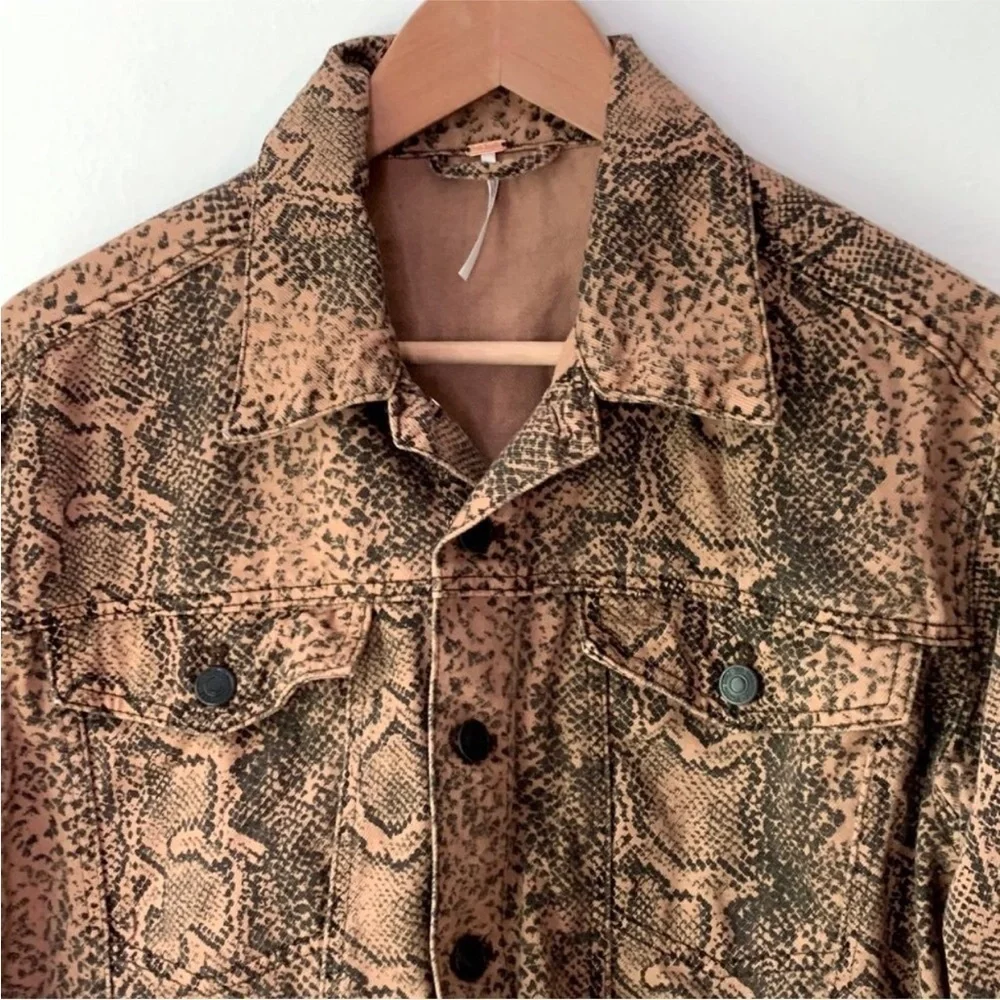 FREE PEOPLE‎ Snake Print Trucker Jacket in Brown Women's Small Button Up Pockets - Picture 3 of 9